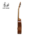 گیتار یوکللی پیکاپ‌دار وولت UKE-200 روی پس‌زمینه چوبی